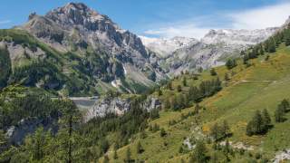 Ausblick über Berglandschaft mit Stausee