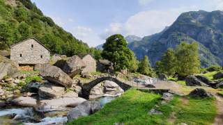 Altes Bergdorf mit Gebirgsbach