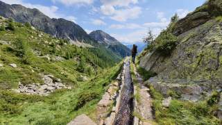 Wanderin an Wasserkanal am Berg