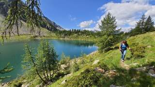 Wanderin vor Bergsee