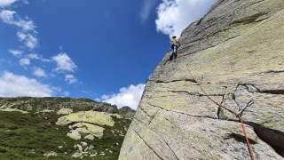 Kletterin an Felswand