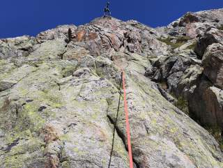 Kletterin an Felswand