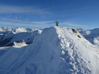 Skirourengeher am Gipfel des Hählekopf im Kleinwalseertal