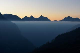 Morgennebel unter Berggipfeln