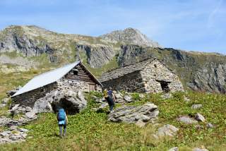 Alte Steinhütten in Berglandschaft