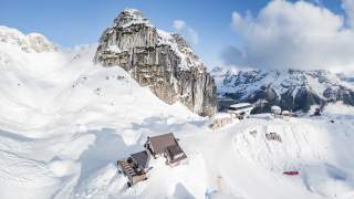 Drohnenaufnahme mit Rifugio Celso Gilberti und Bergstation im Skigebiet von Sella Nevea