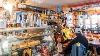 Bar und Stammtisch im Rifugio Celso Gilberti