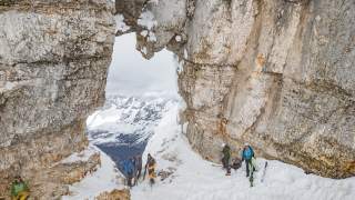 Das Felsenfenster am Monte Forato im Kaningebiet mit einigen Skibergsteigern.