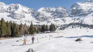 Aufstieg mit Tourenski und viel Sonne Richtung Montasio-Stock.