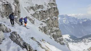 Bereit zur Abfahrt in die Sonne: Drei Skibergsteiger in der schattigen Forca del Palone.