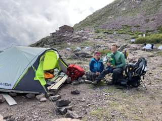 Familie sitzt vor ihrem Zelte auf dem GR 20