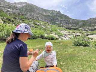 Mutter mit Kind bei Wanderpause