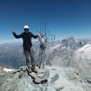 Bergsteiger Kai Mosbacher am Gipfel der Dent Blanche