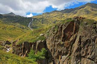 Wasserfall in Bergkulisse