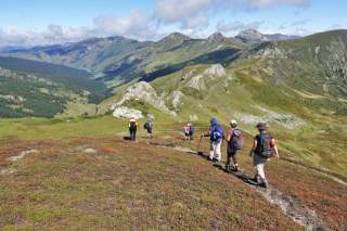 Wandergruppe geht im Dreiländereck Albanien, Kosovo, Montenegro bergab Wandergruppe geht im Dreiländereck Albanien, Kosovo, Montenegro bergab