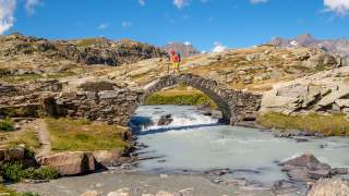 Wasser prägt die Vanoise wie jedes Urgesteinsgebirge: Römerbrücke im Cirque des Evettes. Foto: Iris Kürschner