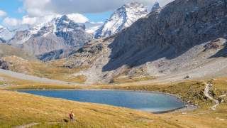 Immer wieder bereichern Seen das Erlebnis: Lac Rond am Col de la Vanoise. Foto: Iris Kürschner