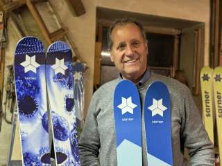 Mann mit Ski in der Hand