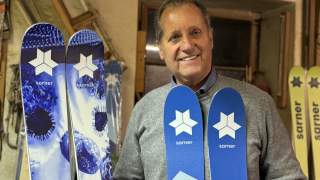 Mann mit Ski in der Hand