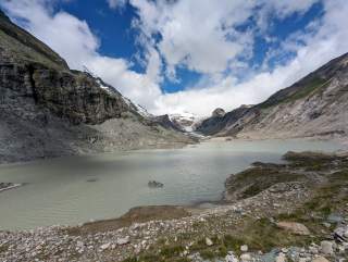 Blick über Gletschersee, im Hintergrund die Pasterze