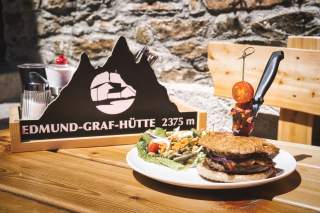 Diesen leckeren Burger gibt es auf der Edmund-Graf-Hütte.