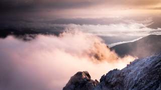 Seilschaft auf Grat über Wolken