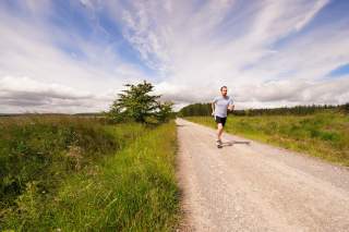 Mann joggt auf Feldweg