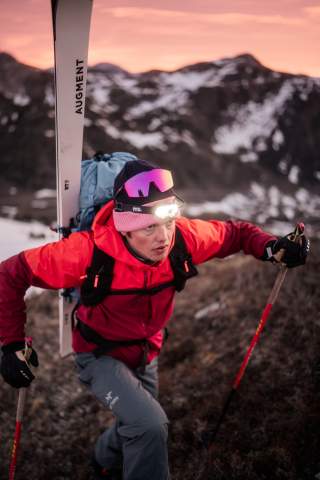 Der Skibergsteiger Philipp Reiter mit Ski auf dem Rücken beim Aufsteigen.