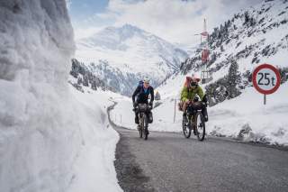Martin Schidlowski und Philipp Reiter mit dem Rad in der Schweiz
