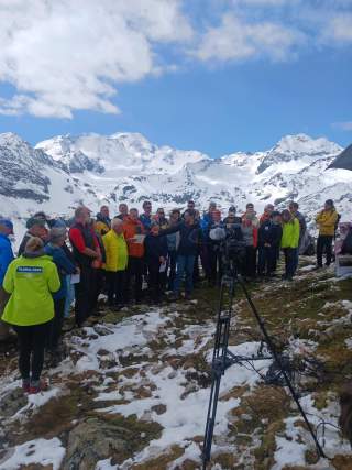 Eine Gruppe von Menschen vor Bergkulisse