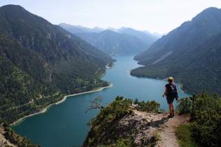 Bergwanderin hoch über dem Plansee