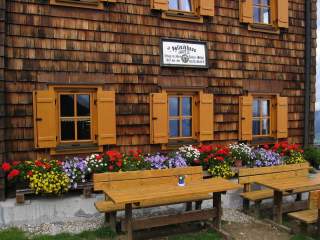 Berghütte mit Bänken davor