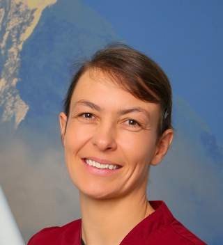 Porträtfoto einer jungen Frau in roter Bluse