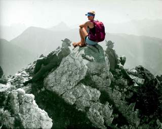 Fotomontage aus altem und neuem Bild; Bergsteiger*innen rasten an einem Felsen Fotomontage aus altem und neuem Bild; Bergsteiger*innen rasten an einem Felsen