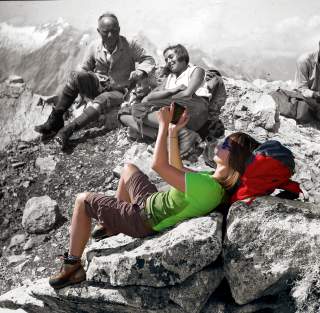 Fotomontage aus altem und neuem Bild; Bergsteiger*innen rasten an einem Felsen.