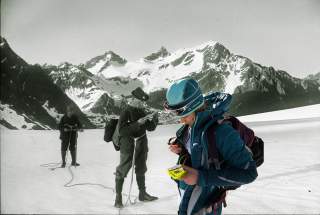 Fotomontage aus altem und neuem Bild; Bergsteiger*innen auf einem Gletscher.