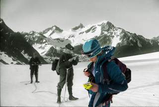Fotomontage aus altem und neuem Bild; Bergsteiger*innen auf einem Gletscher. Fotomontage aus altem und neuem Bild; Bergsteiger*innen auf einem Gletscher.