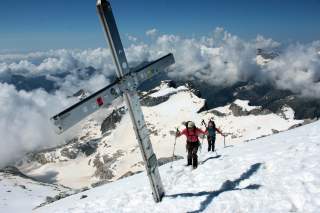 Gipfelkreuz Presanella zwei Bergsteiger