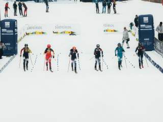 Sechs Athletinnen sind gerade gestartet und laufen los. Man siehst noch den Startbereich. Ganz links ist die deutsche Athletin Tatjana Paller.