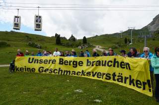 Naturschutz- und Alpenvereine protestieren mit einem Plakat gegen Übererschließungßung