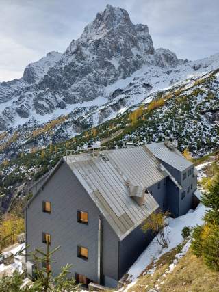 Hütte am Berg