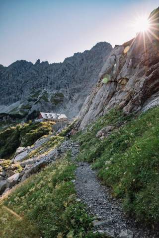 Hütte im Abendlicht