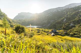 Blick auf die Pühringer Hütte und den daneben gelegenen Elmsee.