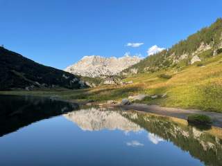 Die Pühringer Hütte vom Elmsee aus gesehen mit Blick auf das Rotgeschirr.