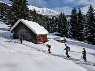 Skitourengeher:innen auf dem Anstieg zum Pfuitjöchle in den Ammergauer Alpen.