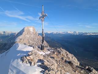 Südseitig kann auch auf höheren Gipfeln oft fast schneefrei unterwegs sein.