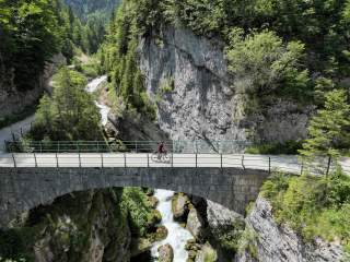 Brücke über einen reißenden Gebirgsbach