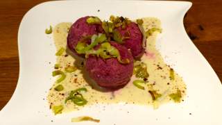 Auf der Tutzinger Hütte gibt es leckere Rote Rahnenknödel in Gorgonzola-Soße.