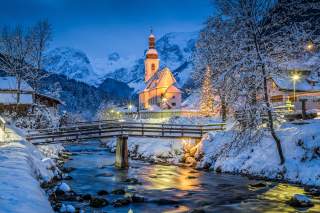 Kirche Sankt Sebastian in Ramsau im Winter