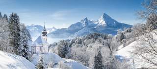 Winterstimmung im Berchtesgadener Land mit Blick auf Kapelle und Watzmann